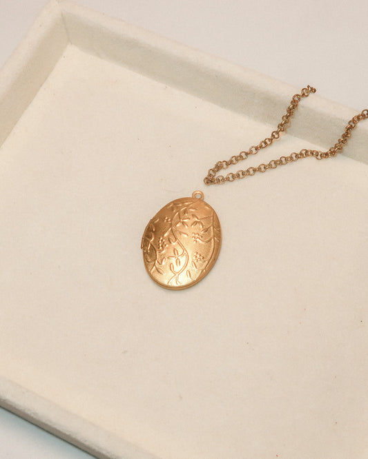 Vintage Ornate Oval Locket | Custom Bouquet Spot