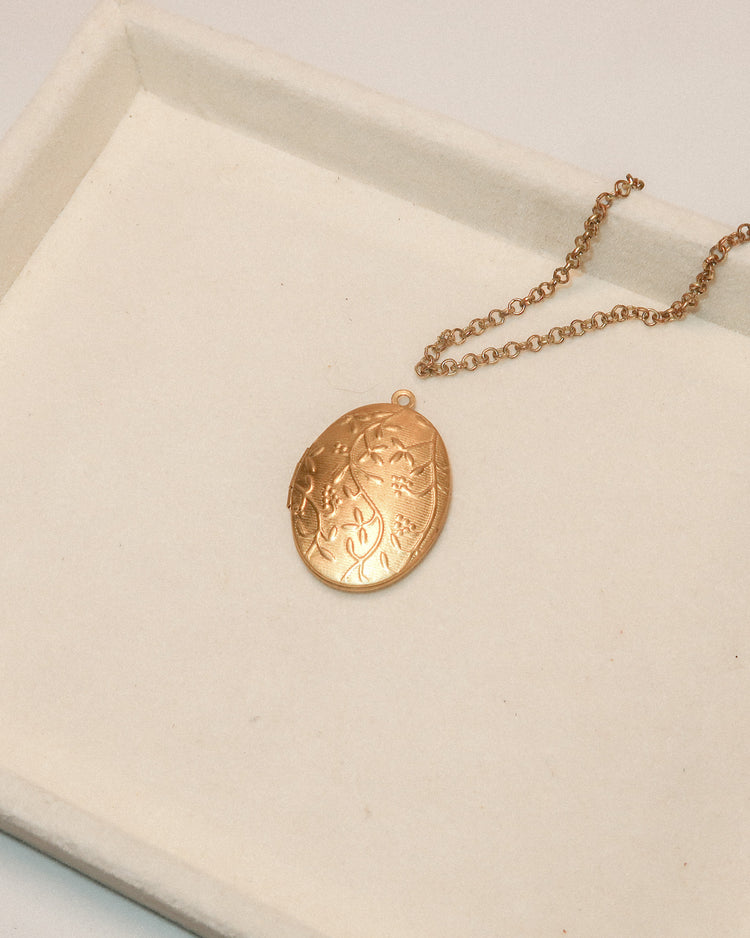 Vintage Ornate Oval Locket | Custom Bouquet Spot