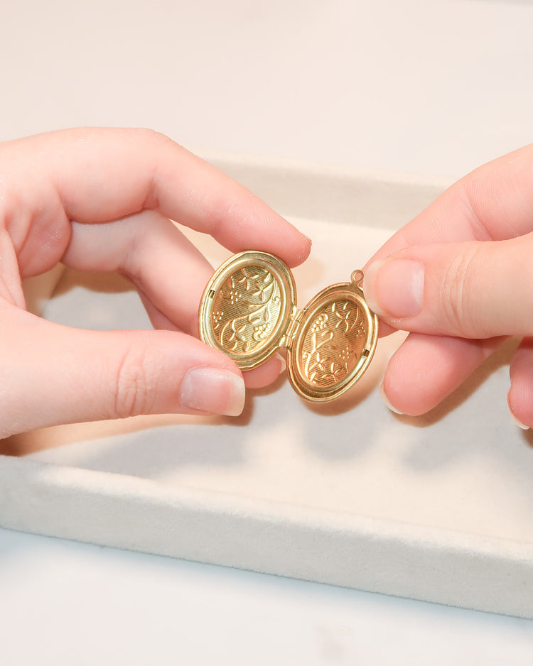 Vintage Ornate Oval Locket | Custom Bouquet Spot