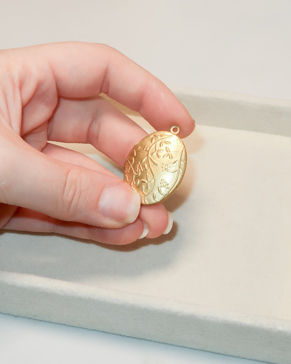 Vintage Ornate Oval Locket | Custom Bouquet Spot