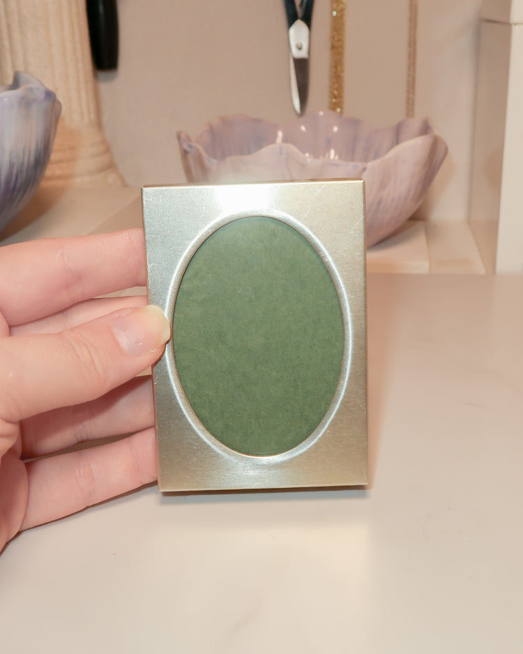 Vintage Oval-Window Frame | Custom Bouquet Spot