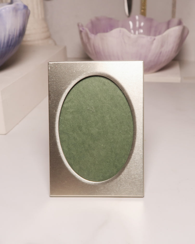 Vintage Oval-Window Frame | Custom Bouquet Spot